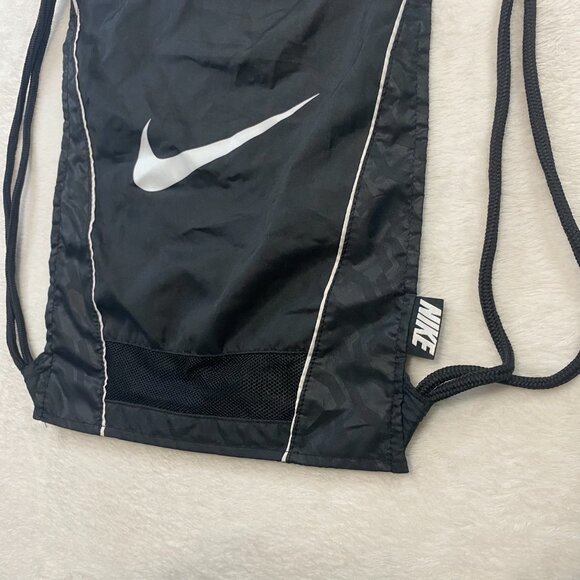 Nike Drawstring Black & White Gym Bag Vented - Picture 2 of 6